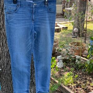 Ann Taylor denim stone wash women’s crop jeans. Stretch for extra comfort. 32/14